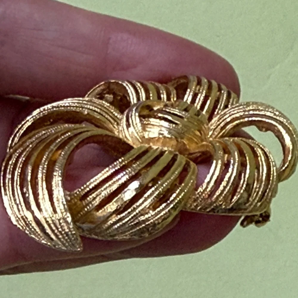 Elegant and Unique Vintage Gold-Tone Large Brooch